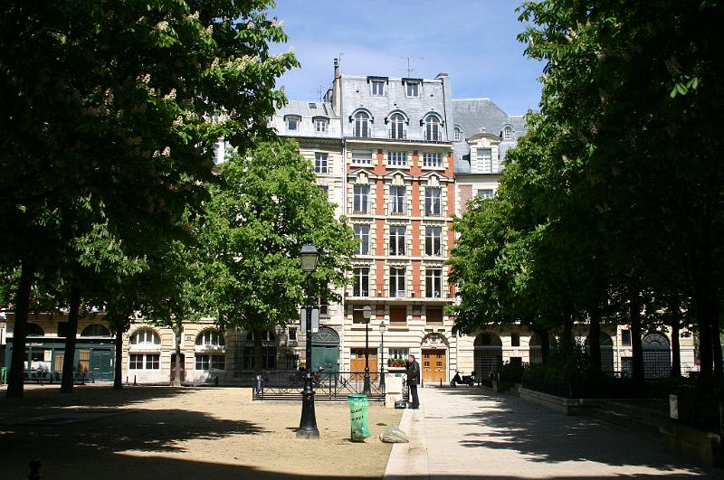 Paris (129), Place du Dauphin.JPG